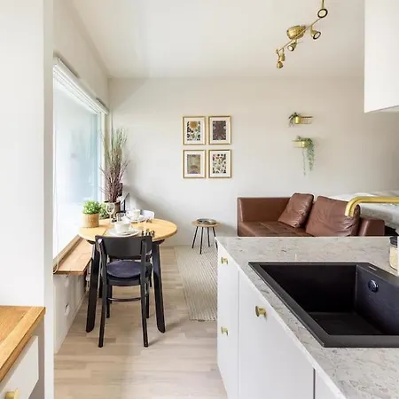 Eastend Pearl - With Great Kitchen - Subway And Shops Near Apartamento Helsinki